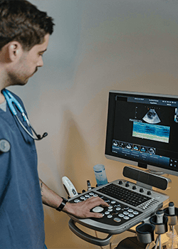 médico operando máquina de ultrassom